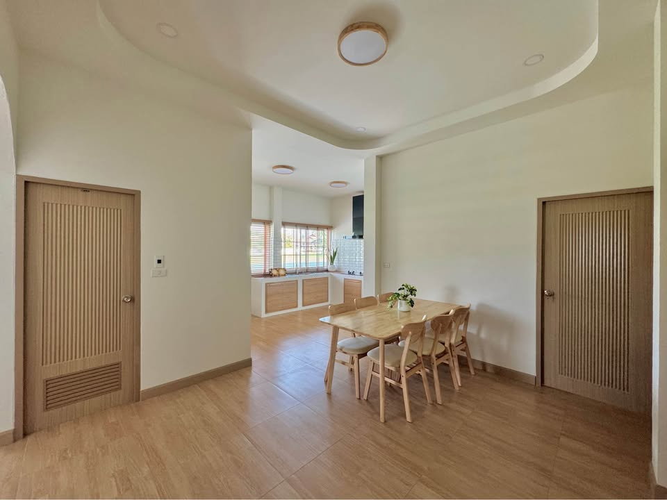 รูป 🏡 ขายด่วน! บ้านเดี่ยวสร้างใหม่ สไตล์ Minimal Muji สันป่าตอง ที่ดิน 50 ตร.ว. 📞 063-6649056 - รูปที่ 4/16