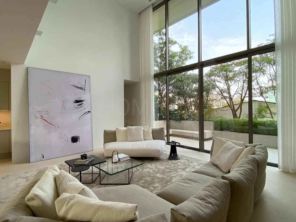 รูป A luxurious modern minimalist-style 4 bedrooms, for sale - รูปที่ 2/30