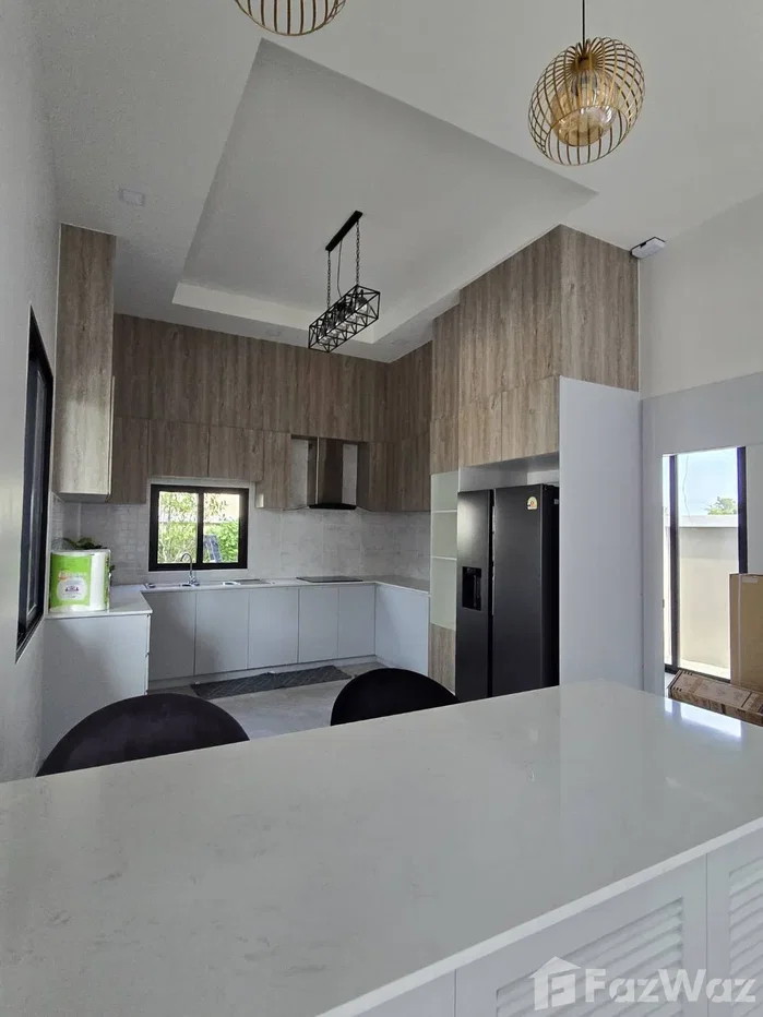 picture Large Family Home Within a Quiet Neighborhood 6714629 - 2/5