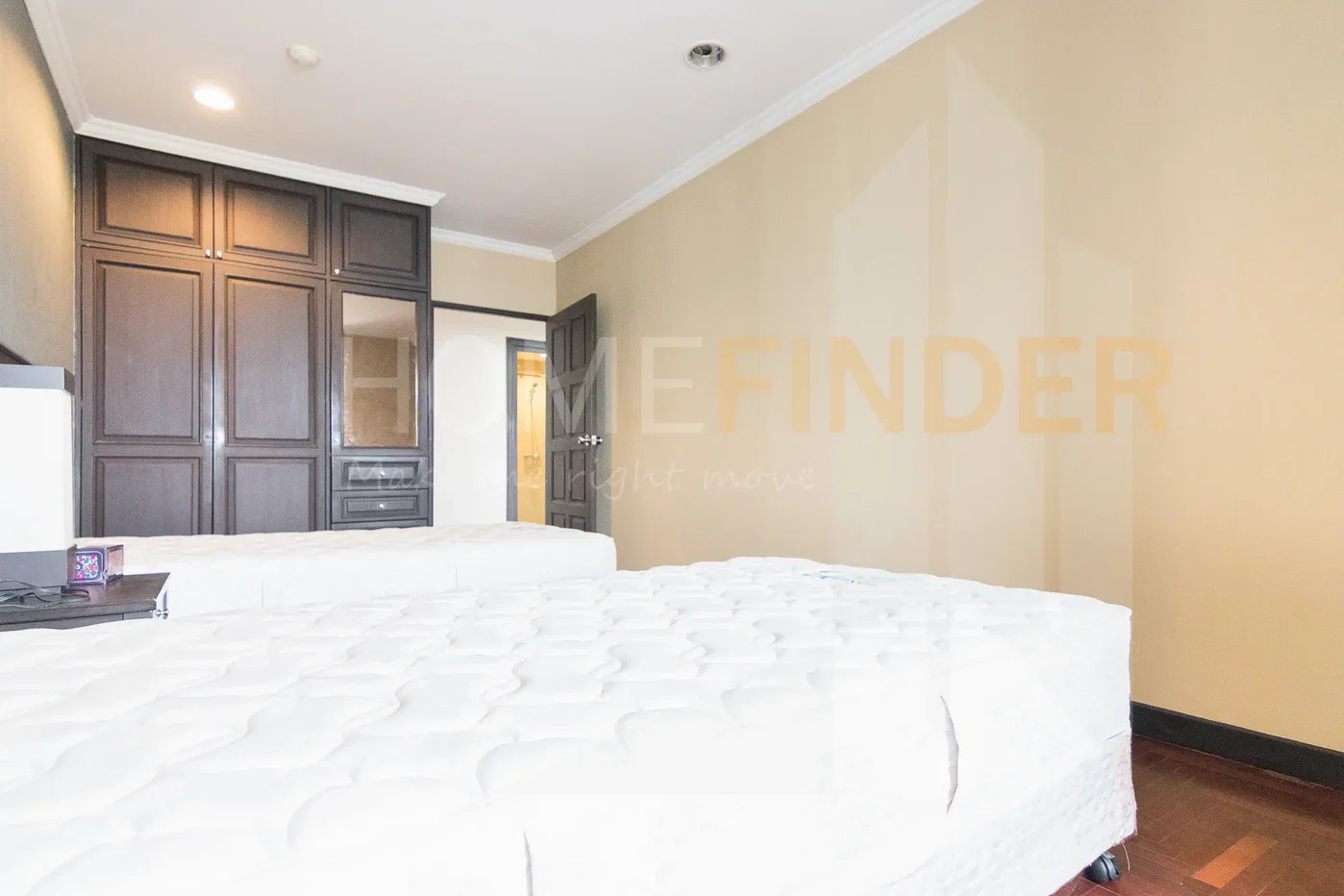 picture Lake Green 2 bedrooms, for rent - 8/18