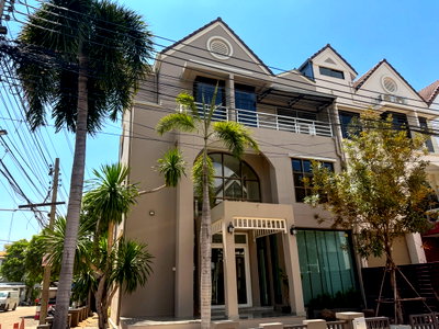 Home office for rent Bangkok : #HHR134 3.5-story corner home office for rent in the heart of Town in Town📍 near Ekkamai expressway.