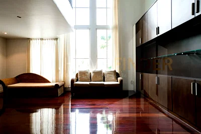 Houses for rent Srinakharinwirot University Prasanmit Campus : Baan Klang Krung Thonglor 4 bedrooms, for rent