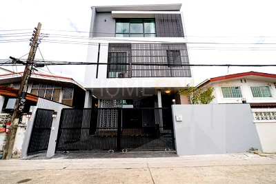 Houses for rent Srinakharinwirot University Prasanmit Campus : House in Soi Pridi 26 4 bedrooms, for rent
