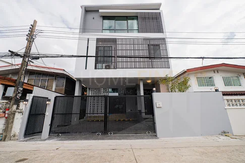 House in Soi Pridi 26 4 bedrooms, for rent