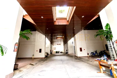 เช่าทาวน์โฮม ถนนสุรวงศ์ : Townhouse near Saint Luis Hospital 5 bedrooms, for rent
