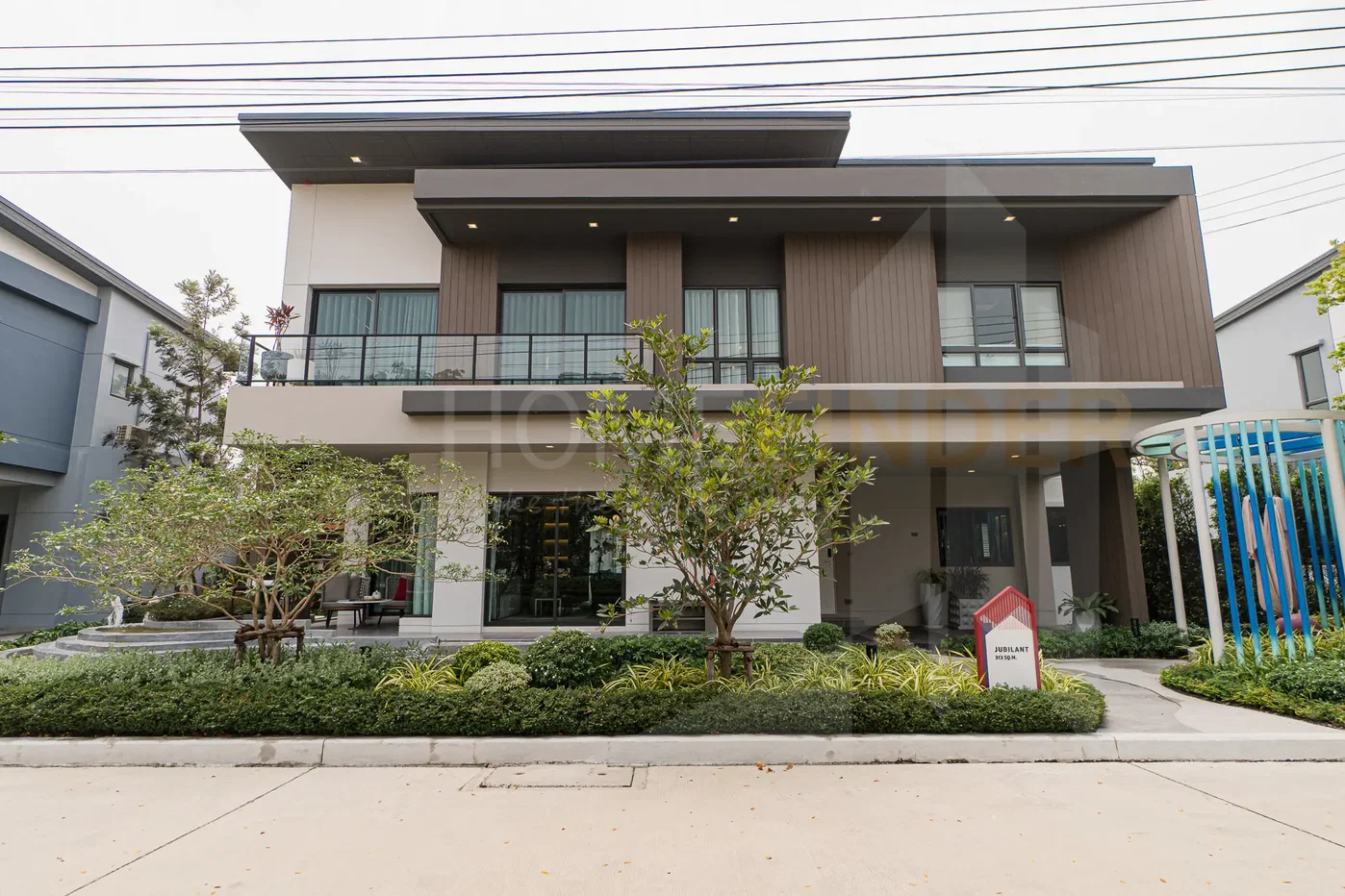 picture Venue ID Motorway-Rama 9 5 bedrooms, for sale - 1/11
