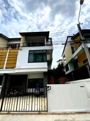 Townhouses for rent : jo607 3-Story Fully Furnished Semi-Detached House for Rent at Veridian Ratchaphruek, Near the Security Gate