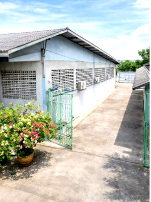 Factory for rent Suk Sawat Road : 			Warehouse for rent at Wat Nakhanimit SukSawat1-4 ChomThong. Over 1,100 sq.m. with office and air con          