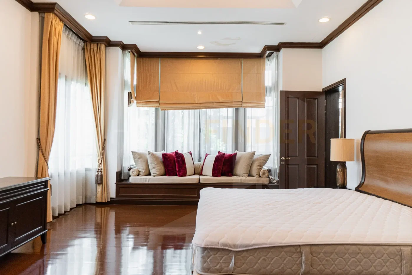 รูป L&H Villa Sathorn - Beautiful 4 Bedroom house and swimming pool Sathorn, Bangkok 4 bedrooms, for rent - รูปที่ 9/19