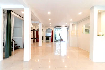 เช่าทาวน์โฮม สวนเบญจสิริ : Townhouse 3 Bedroom with balcony near Donki mall Ekkamai 3 bedrooms, for rent