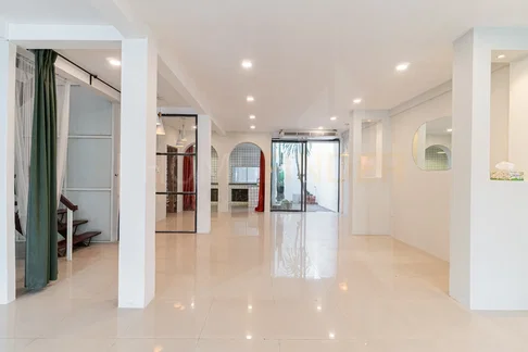 Townhouse 3 Bedroom with balcony near Donki mall Ekkamai 3 bedrooms, for rent
