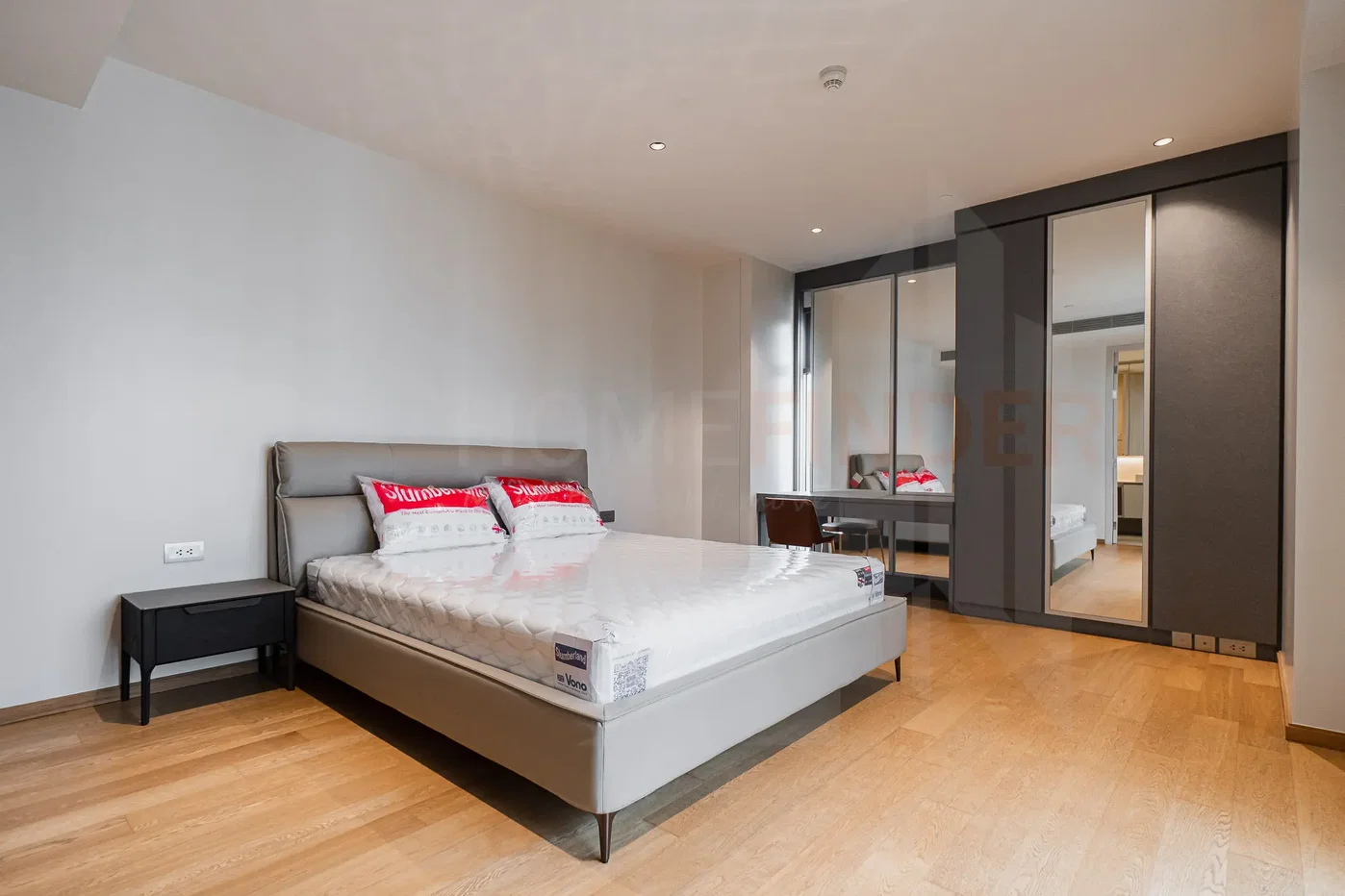 picture Supreme Legend Condominium 2 bedrooms, for sale - 3/13