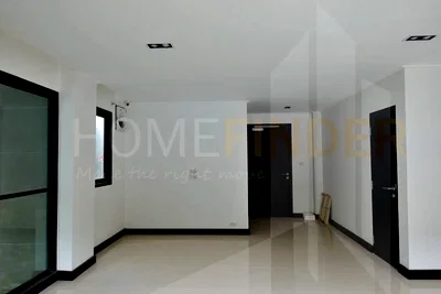 เช่าทาวน์โฮม ถนนสุรวงศ์ : Townhouse Soi Narathiwas 4 bedrooms, for rent