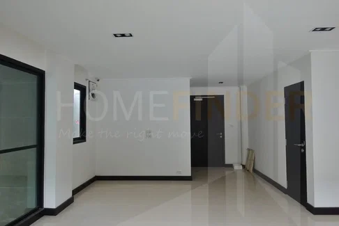 Townhouse Soi Narathiwas 4 bedrooms, for rent