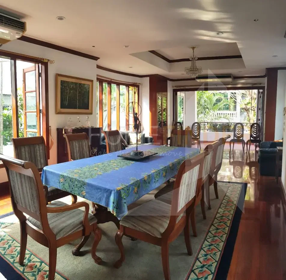 รูป House Sukhumvit 61 with English Garden, Pool, 2 Parking Spots 5 bedrooms, for rent - รูปที่ 2/11