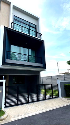 Townhouses for rent Bangkok : Townhome For Rent : Nirvana Define Krungthep Kreetha | Corner unit with private garden + Rooftop
