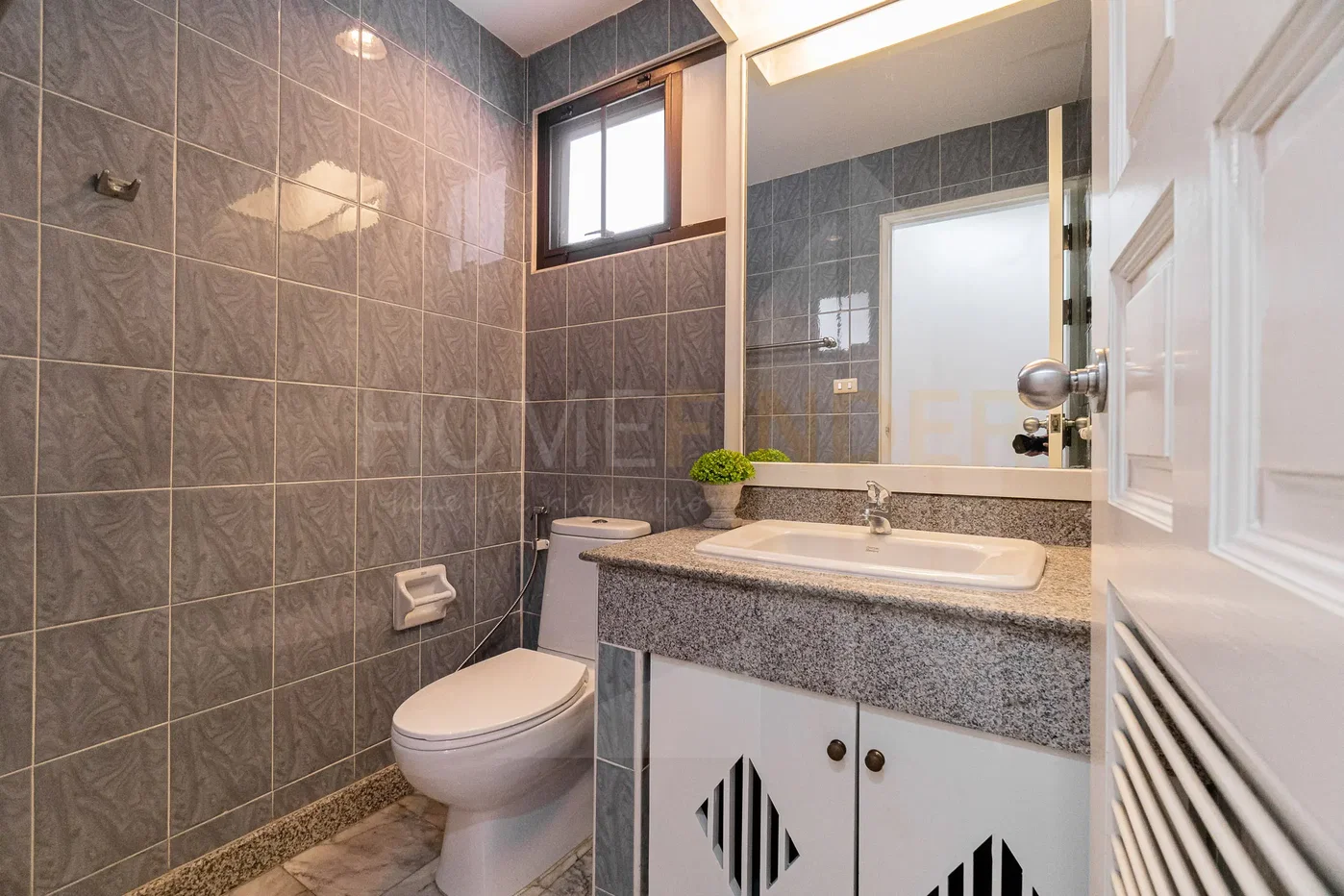 รูป Townhouse near Saint Luis Hospital 5 bedrooms, for rent - รูปที่ 19/23