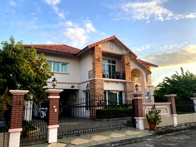 บ้านเดี่ยว ถนนเพชรเกษม : ขาย บ้านเดี่ยว พร้อมอยู่ ในหมู่บ้านภัสรี ใกล้สถานีรถไฟฟ้าหลักสองและห้างสรรพสินค้าเดอะมอลล์บางแค เพียง 8 นาที เป็นบ้านสร้างเองสไตล์สเปน 