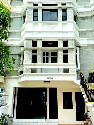 Townhouses for rent : 💥CP-11857💥 Townhome and home office for rent at Chicha Castle Village, Sukhumvit Soi 31. 👉Add Line @rangrak