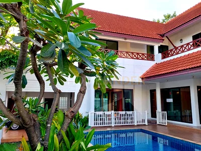 Houses for rent Srinakharinwirot University Prasanmit Campus : House at soi Soonvijai 4 Bedrooms, 5 Bathroom, 2 storey, with pool, Unfurnished 4 bedrooms, for rent