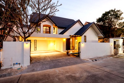 เช่าบ้านเดี่ยว รวมโชค มอลล์ : 🏡 ให้เช่าบ้านเดี่ยวหรู Pool Villa – พฤกษาทอง ทำเลสันผีเสื้อ