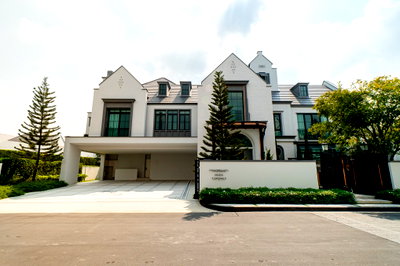 Houses for sale Bangkok-Chon Buri Motorway : NANTAWAN POOL VILLA Rama 9 - New Krungthep Kreetha Type Holistic 5 bedrooms, for sale