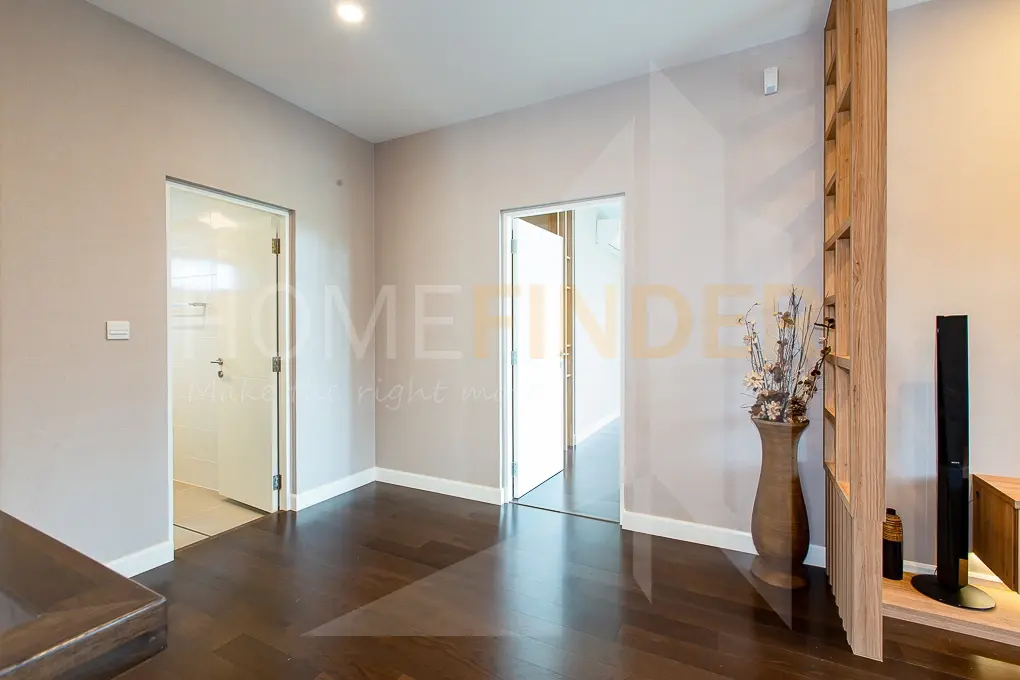 picture Setthasiri Pattanakarn 4 bedrooms, for rent - 9/12