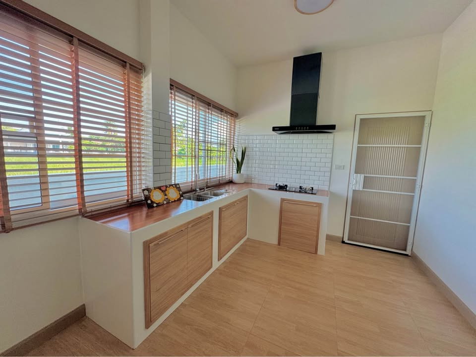 รูป 🏡 ขายด่วน! บ้านเดี่ยวสร้างใหม่ สไตล์ Minimal Muji สันป่าตอง ที่ดิน 50 ตร.ว. 📞 063-6649056 - รูปที่ 5/16