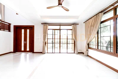 เช่าบ้านเดี่ยว แม็กซ์แวลู พัฒนาการ : Narasiri Pattanakarn, Bangkok 5 bedroom house with big Big Garden 5 bedrooms, for rent