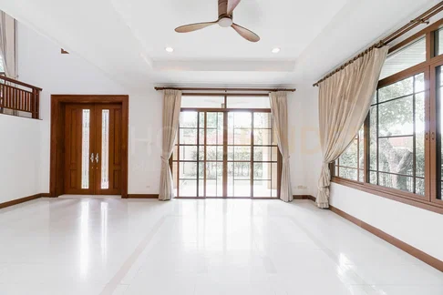 Narasiri Pattanakarn, Bangkok 5 bedroom house with big Big Garden 5 bedrooms, for rent