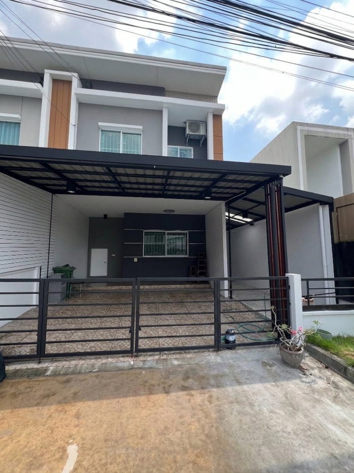 รูป 🔥 ช็อก! พลีโน่ ศรีนครินทร์ (ศรีด่าน 22) บ้านหลังมุม รีโนเวทใหม่ พร้อมอยู่! 3 ห้องนอน 2 ห้องน้ำ ราคาแค่ 2.95 ล้าน ฟรีโอน! - รูปที่ 1/7