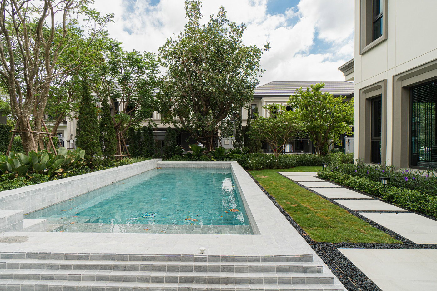รูป แกรนด์ บางกอก บูเลอวาร์ด กรุงเทพกรีฑา ยูนิต พล็อต 4 (ยูนิตโชว์) 5 bedrooms, for sale - รูปที่ 13/14
