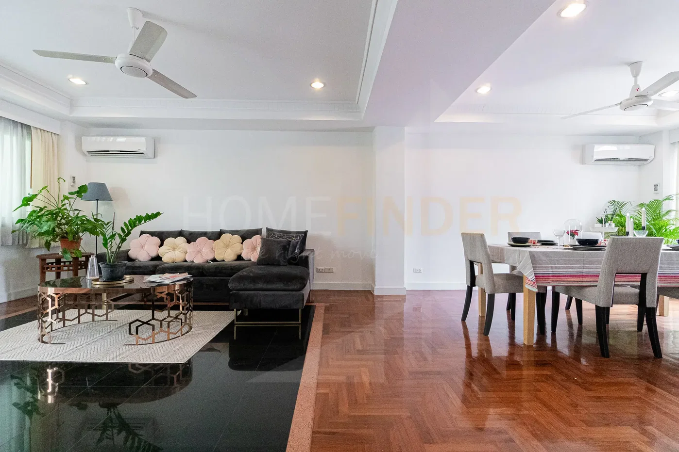 รูป Townhouse near Saint Luis Hospital 5 bedrooms, for rent - รูปที่ 3/23