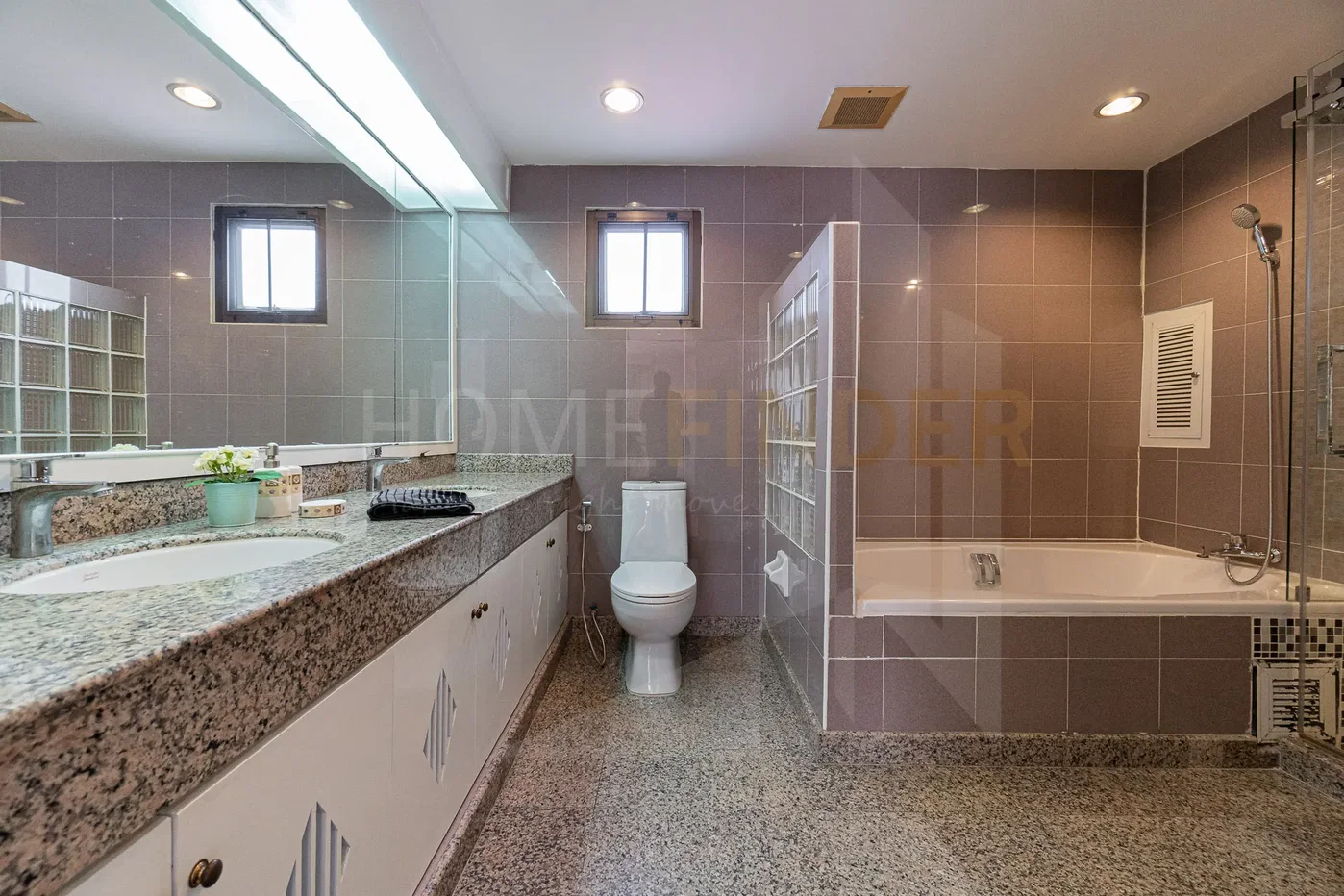 รูป Townhouse near Saint Luis Hospital 5 bedrooms, for rent - รูปที่ 20/23