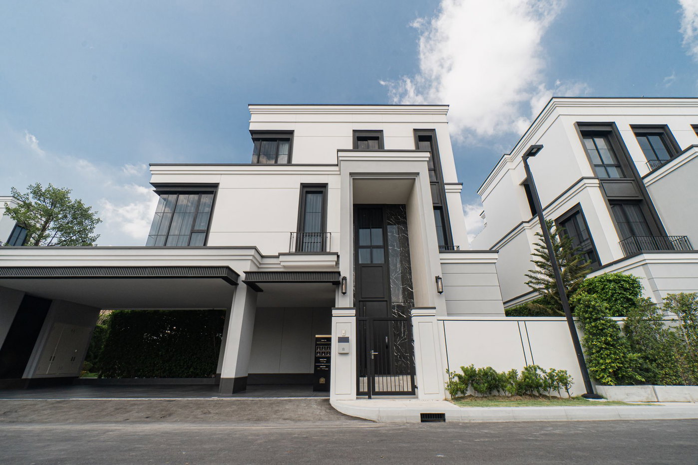 รูป มอลตัน เกทส์ กรุงเทพกรีฑา ยูนิต พล็อต 28 4 bedrooms, for sale - รูปที่ 1/14