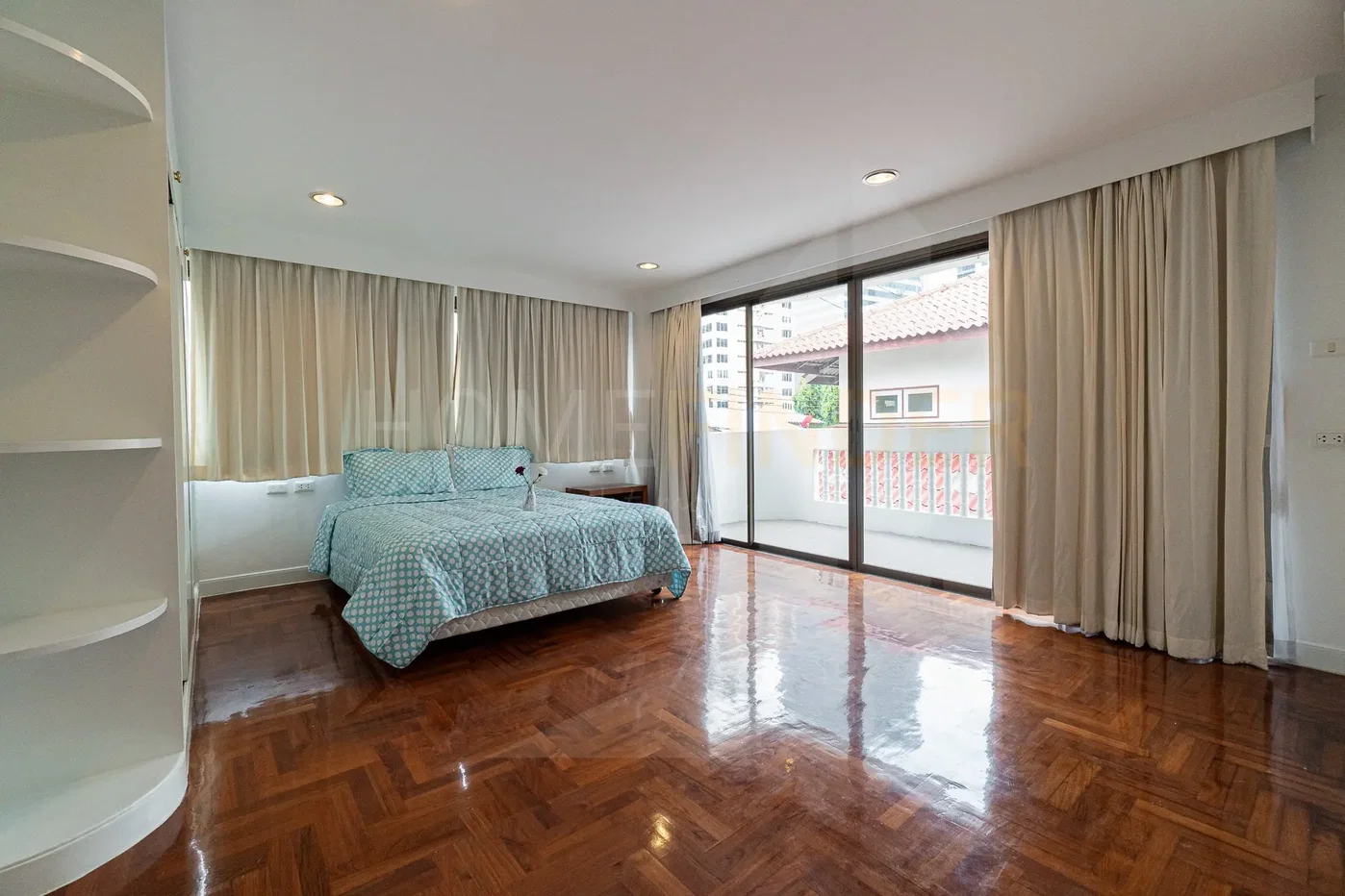 รูป Townhouse near Saint Luis Hospital 5 bedrooms, for rent - รูปที่ 11/23