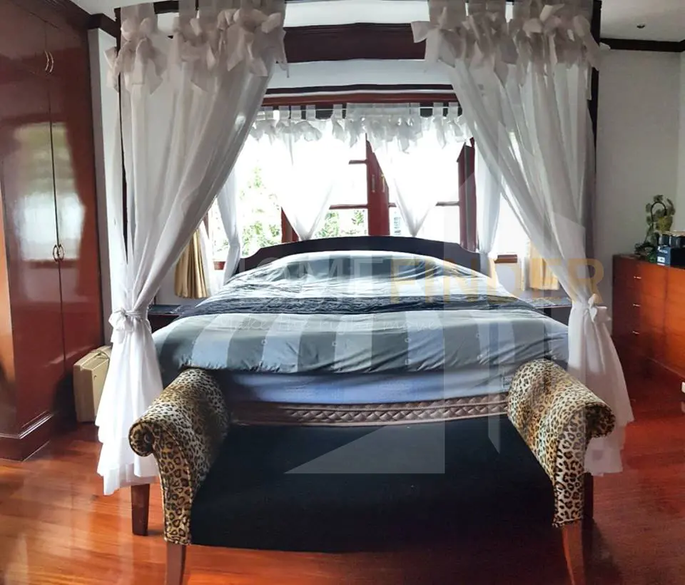 รูป House Sukhumvit 61 with English Garden, Pool, 2 Parking Spots 5 bedrooms, for rent - รูปที่ 7/11