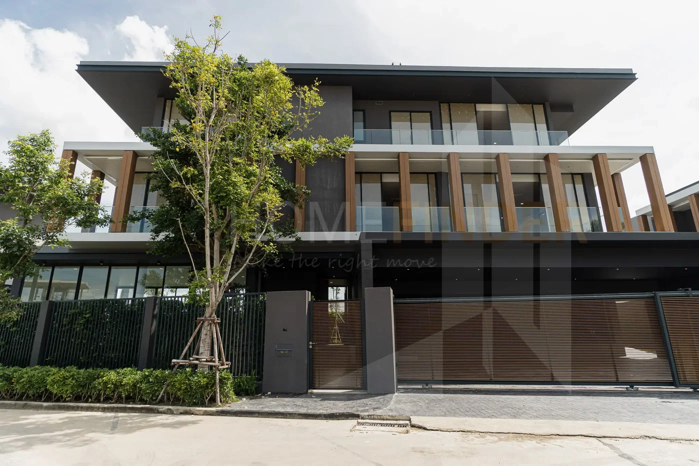 รูป Baan Issara Bangna 6 bedrooms, for sale - รูปที่ 1/10