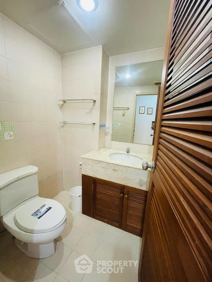 picture 2-BR Condo at Sarin Place Condominium near BTS Ratchayothin (ID 3152039) - 4/10