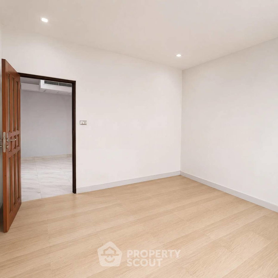 picture Spacious 6-BR House 350 Sqm In Tha Raeng, Bang Khen (ID 3253640) - 32/42