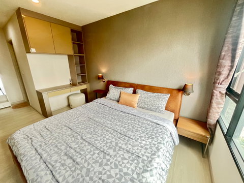 Availalbe fo rent! Life Asoke 2 Bedroom with cozy living 56 sqm. High floor unblocked view. Ready to move in.