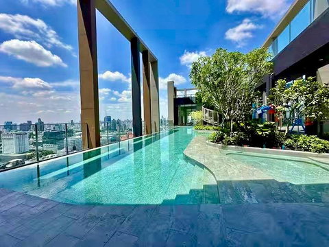1 ห้องนอน | 1 ห้องน้ำ | MRT Phra Ram 9 | 25 ตร.ม. | 20,000 บาท/เดือน | ชั้น 27 — Nue District R9 กรุงเทพฯ