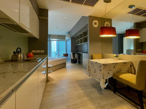 สตูดิโอ | 1 ห้องน้ำ | BTS Saphan Taksin | 42 ตร.ม. | 17,000 บาท/เดือน | ชั้น 17 — Baan Sathorn Chaophraya กรุงเทพฯ
