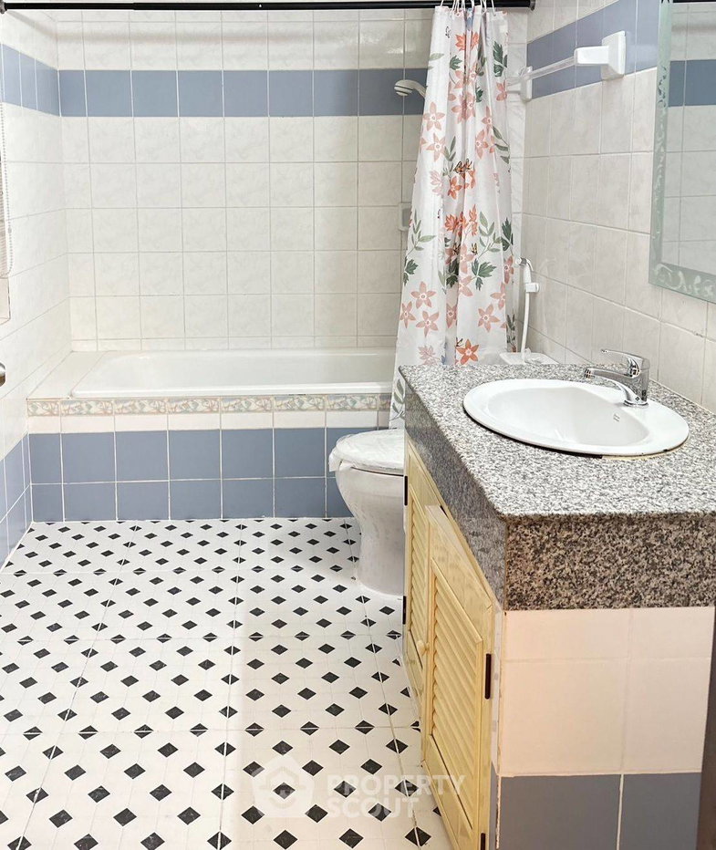 picture Large 5-BR 270 Sqm, Royal Castle Sukhumvit, BTS Phrom Phong (ID 1330026) - 14/25