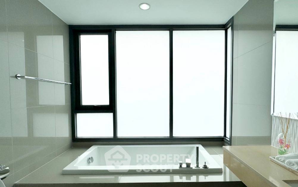 picture Great Value 2-BR At Rhythm Sukhumvit 42 Near BTS Ekkamai (ID 3257521) - 2/6