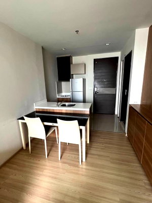 คอนโดให้เช่า : 1 ห้องนอน | 1 ห้องน้ำ | BTS Saphan Taksin | 45 ตร.ม. | 25,000 บาท/เดือน | ชั้น 34 — Rhythm Sathorn กรุงเทพฯ