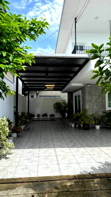 Houses for rent Bangkok : A spacious, detached house with a pleasant, leafy atmosphere—perfect for families. It is also pet-friendly, welcoming dogs and cats. 🐶🐱