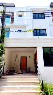 Home office for sale Srinakharinwirot University Prasanmit Campus : FOR SALE: Newly Renovated Home Office / Residence in Rama 9 Soi 11