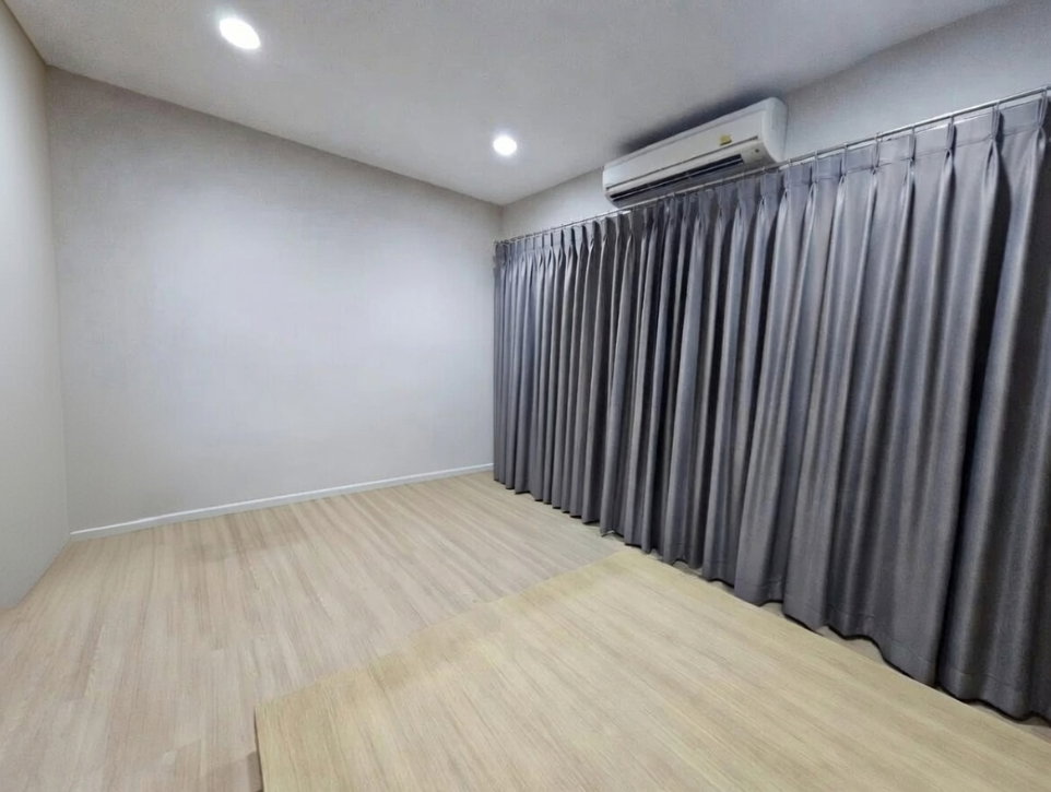 รูป For Rent: Baanklangmuang Townhouse corner unit. 3 Floors, 3 Bed, 3 Baths - รูปที่ 8/9