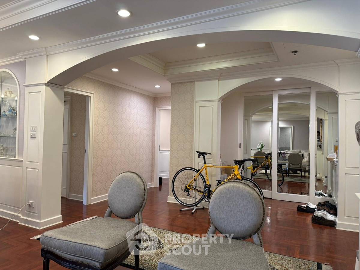 picture Spacious 3-BR 157 Sqm Sarin Place Condominium Near BTS Ratchayothin (ID 3189097) - 8/16